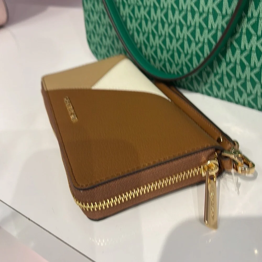 MICHAEL KORS LARGE TRAVEL CONTINENTAL WRISTLET WALLET PHONEHOLDER Luggag… - Picture 3 of 16